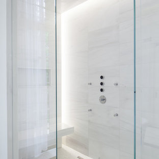 Immagine di una grande stanza da bagno padronale moderna con piastrelle bianche, piastrelle in pietra, pareti bianche, pavimento in marmo e doccia alcova