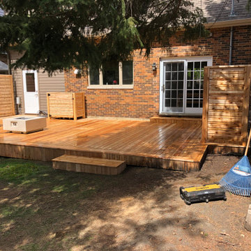 red cedar deck with horizontal privacy screens