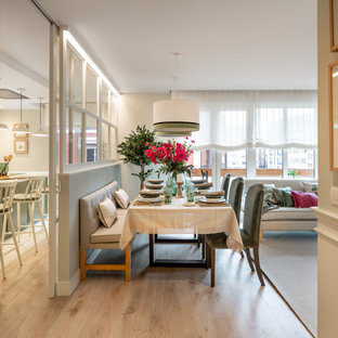 Foto di una grande sala da pranzo aperta verso il soggiorno tradizionale con pareti verdi, pavimento in laminato, nessun camino, pavimento beige, soffitto ribassato e carta da parati