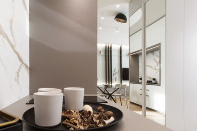 Idee per una piccola cucina minimal con lavello a vasca singola, ante lisce, ante bianche, top in legno, paraspruzzi multicolore, paraspruzzi in gres porcellanato, parquet chiaro, nessuna isola, top marrone e soffitto ribassato