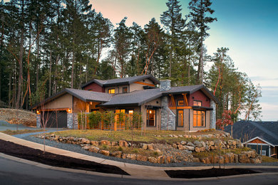 Exterior home idea in Vancouver