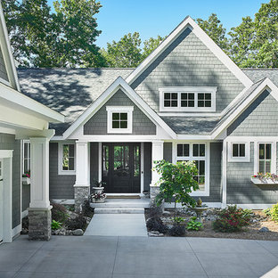 Inspiration för moderna grå hus, med blandad fasad, sadeltak och tak i shingel