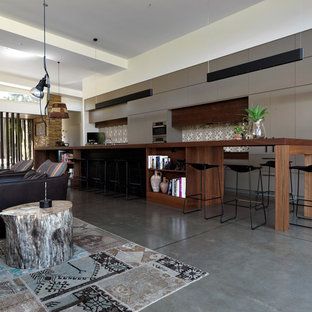 Modelo de cocina de galera, actual, con armarios con paneles lisos, puertas de armario grises, salpicadero multicolor y salpicadero con mosaicos de azulejos