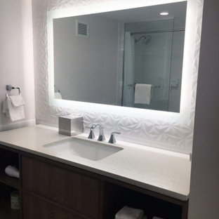 75+ Bäder mit bunter Waschtischplatte und Wäscheaufbewahrung Ideen