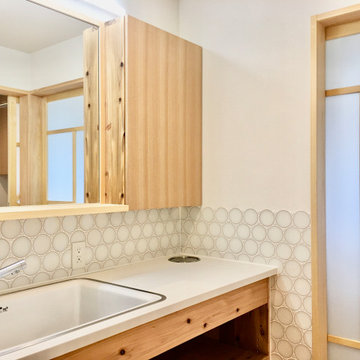キッチン用陶器製シンクと人工大理石天板の造作洗面化粧台
