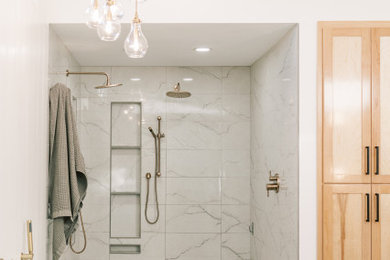 Inspiration for a modern bathroom remodel in Kansas City