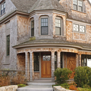 Bild på ett stort vintage trähus, med tre eller fler plan