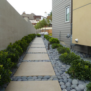 シアトルのコンテンポラリースタイルのおしゃれな横庭 (川石舗装) の写真