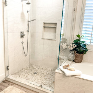 Bäder mit hellem Holzboden und Quarzit-Waschtisch Ideen, Design