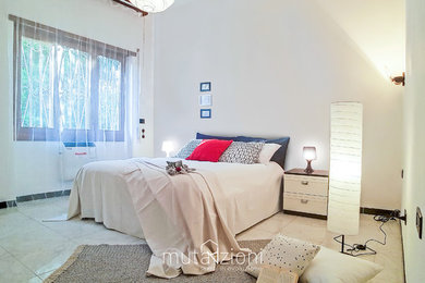 Foto di una camera matrimoniale minimalista di medie dimensioni con pareti bianche, pavimento in gres porcellanato e pavimento bianco