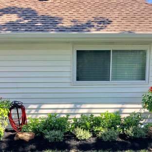 Großer, Halbschattiger Eklektischer Kiesgarten hinter dem Haus mit Sichtschutz in Houston