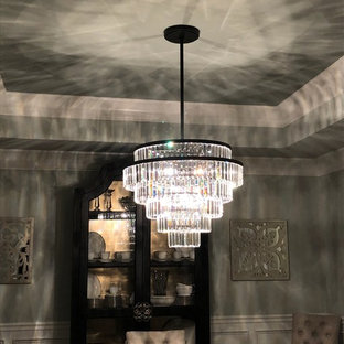 シンシナティの中サイズのトランジショナルスタイルのLDKの画像 (グレーの壁、カーペット敷き、暖炉なし、白い床)