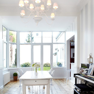 ランスの広いトラディショナルスタイルのLDKの画像 (白い壁、無垢フローリング)