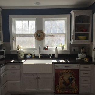 Exempel på ett mellanstort shabby chic-inspirerat kök, med en rustik diskho, luckor med infälld panel, vita skåp, bänkskiva i kvartsit, grått stänkskydd, stänkskydd i porslinskakel, vita vitvaror, laminatgolv och en halv köksö