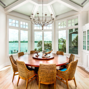 タンパの中サイズのビーチスタイルのLDKの画像 (淡色無垢フローリング、茶色い床、白い壁)