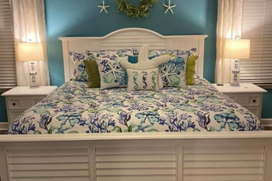 Beach style bedroom photo in Wilmington