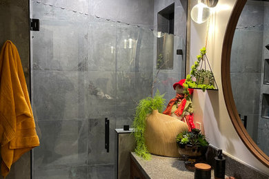 Inspiration for a modern bathroom remodel in Sacramento
