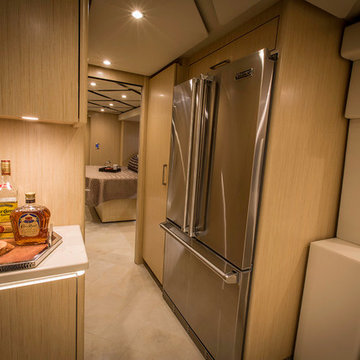 Featherlite Coach 3167 - Prevost H3-45 Triple Slide Motorhome