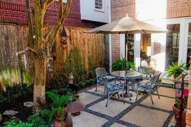 Ejemplo de jardín clásico pequeño en patio con jardín francés, macetero elevado, exposición parcial al sol, adoquines de hormigón y con madera