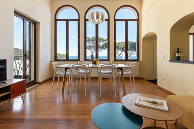 Idee per una grande sala da pranzo design con pareti multicolore e parquet chiaro
