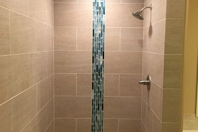 Example of a minimalist doorless shower design in Portland