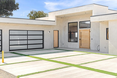 Inspiration for a modern exterior home remodel in Los Angeles