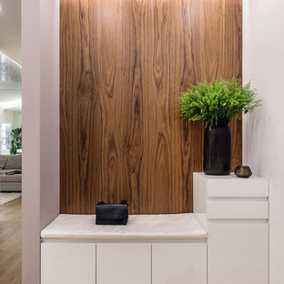 Новые идеи обустройства дома: прихожая в современном стиле с белыми стенами и бежевым полом