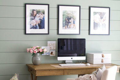 フェニックスにある低価格の小さなトラディショナルスタイルのおしゃれなホームオフィス・書斎 (緑の壁、クッションフロア、自立型机、茶色い床、塗装板張りの壁) の写真