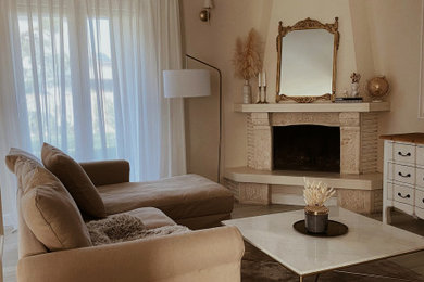 Esempio di un grande soggiorno classico chiuso con pavimento in gres porcellanato, camino ad angolo, TV a parete, pavimento grigio e boiserie