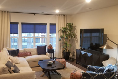Esempio di un soggiorno tradizionale di medie dimensioni e aperto con pareti bianche, pavimento in laminato, TV autoportante e pavimento marrone