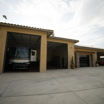 Spacious Garage and Workstatino