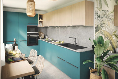Cette photo montre une cuisine ouverte scandinave en L et bois clair avec un évier intégré, un plan de travail en terrazzo, une crédence grise, un électroménager noir et un plan de travail gris.