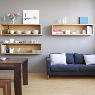 Inspiration för ett mellanstort funkis allrum med öppen planlösning, med grå väggar, ett finrum, ljust trägolv och brunt golv