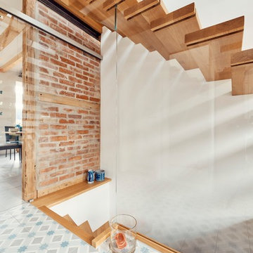 Kragarmtreppe mit Weißglas und wilder Eiche