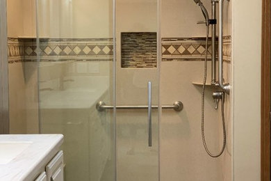 他の地域にある高級な広いトランジショナルスタイルのおしゃれな浴室の写真