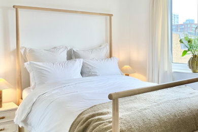 Diseño de dormitorio principal de tamaño medio con paredes blancas, moqueta y suelo gris