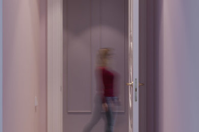 На фото: узкая прихожая среднего размера в стиле неоклассика (современная классика) с фиолетовыми стенами, полом из ламината, одностворчатой входной дверью, белой входной дверью и бежевым полом