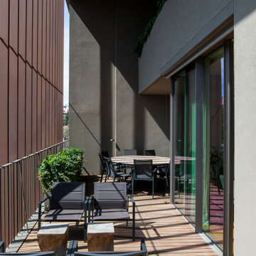 Cascais terrace with outdoor table and slatted privacy screen