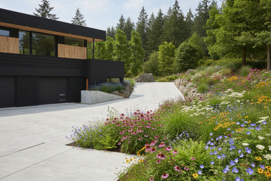 Design ideas for a modern landscaping in Vancouver.