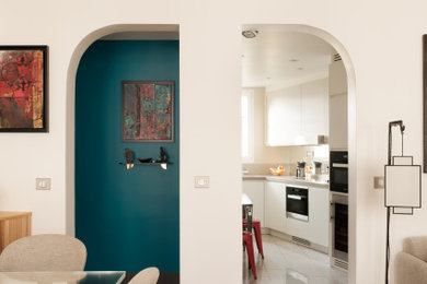 Dining room - contemporary dining room idea in Paris