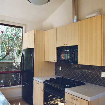 Kitchen, Faculty House, Palo Alto, CA, ENRarchitects with Topos Architects