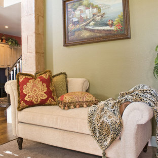 Großes, Repräsentatives, Fernseherloses, Offenes Mediterranes Wohnzimmer ohne Kamin mit beiger Wandfarbe und Teppichboden in Dallas