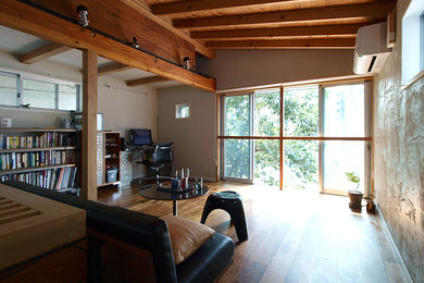 Photo of a midcentury living room in Tokyo with white walls, dark hardwood floors and brown floor.