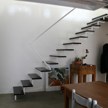 Scala in Ferro e legno e pavimento in cemento