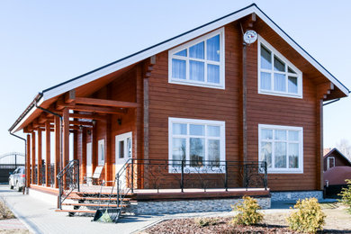Идея дизайна: двухэтажный, коричневый частный загородный дом среднего размера в современном стиле с двускатной крышей, крышей из гибкой черепицы и коричневой крышей