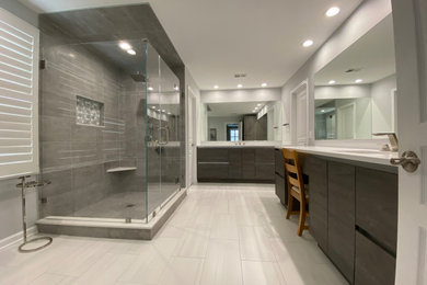 ニューヨークにある広いコンテンポラリースタイルのおしゃれな浴室の写真