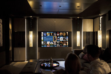 エセックスにある高級な中くらいなトラディショナルスタイルのおしゃれな独立型シアタールーム (ベージュの壁、カーペット敷き、プロジェクタースクリーン、ベージュの床) の写真