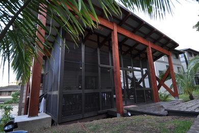 Island style patio photo in Hawaii