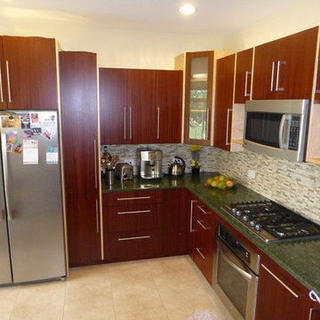 Two-tone modern kitchen