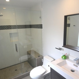 Bäder mit offener Dusche und farbigen Fliesen Ideen, Design & Bilder